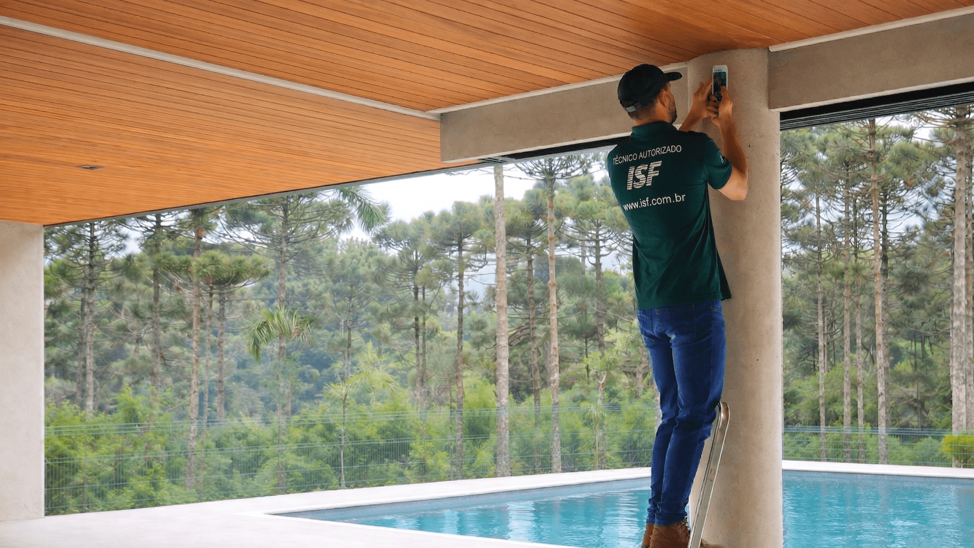 Técnico Autorizado ISF realizando instalação de sistema de segurança